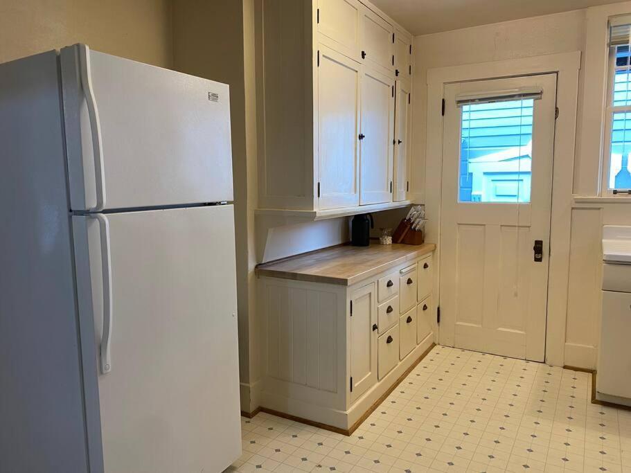 Historic Downtown Riverview Flat, No 3 アストリア エクステリア 写真