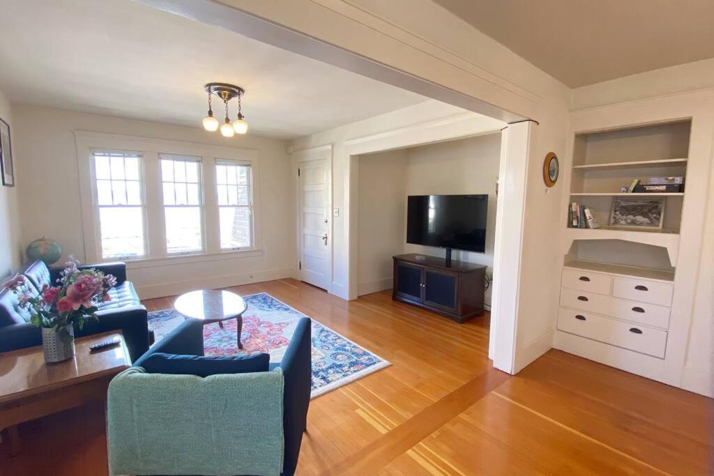 Historic Downtown Riverview Flat, No 3 アストリア エクステリア 写真