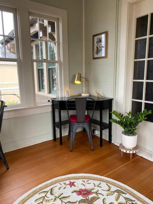 Historic Downtown Riverview Flat, No 3 アストリア エクステリア 写真