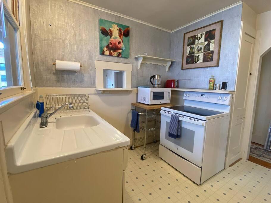 Historic Downtown Riverview Flat, No 3 アストリア エクステリア 写真