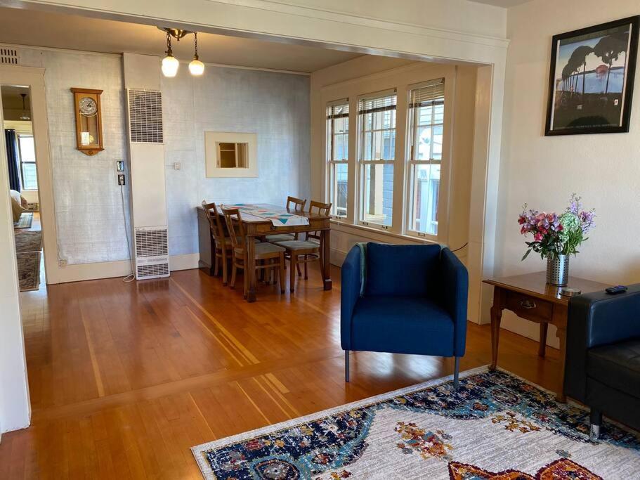 Historic Downtown Riverview Flat, No 3 アストリア エクステリア 写真