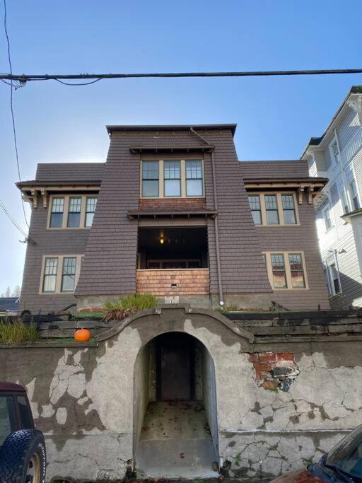 Historic Downtown Riverview Flat, No 3 アストリア エクステリア 写真